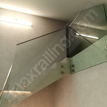 Стъклен парапет по стълби с дистанционери